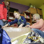 10.12.2016 Ożarów. Szlachetna Paczka od pracowników TVP3 Kielce i Radia Kielce dla rodzeństwa Krystiana i opiekującej się nim Pauliny. / Jarosław Kubalski / Radio Kielce