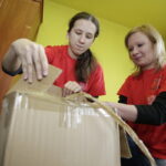 10.12.2016 Ożarów. Szlachetna Paczka od pracowników TVP3 Kielce i Radia Kielce dla rodzeństwa Krystiana i opiekującej się nim Pauliny. / Jarosław Kubalski / Radio Kielce