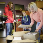 10.12.2016 Ożarów. Szlachetna Paczka od pracowników TVP3 Kielce i Radia Kielce dla rodzeństwa Krystiana i opiekującej się nim Pauliny. / Jarosław Kubalski / Radio Kielce