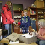 10.12.2016 Ożarów. Szlachetna Paczka od pracowników TVP3 Kielce i Radia Kielce dla rodzeństwa Krystiana i opiekującej się nim Pauliny. / Jarosław Kubalski / Radio Kielce