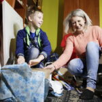 10.12.2016 Ożarów. Szlachetna Paczka od pracowników TVP3 Kielce i Radia Kielce dla rodzeństwa Krystiana i opiekującej się nim Pauliny. / Jarosław Kubalski / Radio Kielce