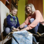 10.12.2016 Ożarów. Szlachetna Paczka od pracowników TVP3 Kielce i Radia Kielce dla rodzeństwa Krystiana i opiekującej się nim Pauliny. / Jarosław Kubalski / Radio Kielce