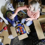 10.12.2016 Ożarów. Szlachetna Paczka od pracowników TVP3 Kielce i Radia Kielce dla rodzeństwa Krystiana i opiekującej się nim Pauliny. / Jarosław Kubalski / Radio Kielce