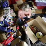 10.12.2016 Ożarów. Szlachetna Paczka od pracowników TVP3 Kielce i Radia Kielce dla rodzeństwa Krystiana i opiekującej się nim Pauliny. / Jarosław Kubalski / Radio Kielce