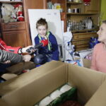 10.12.2016 Ożarów. Szlachetna Paczka od pracowników TVP3 Kielce i Radia Kielce dla rodzeństwa Krystiana i opiekującej się nim Pauliny. / Jarosław Kubalski / Radio Kielce