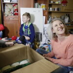 10.12.2016 Ożarów. Szlachetna Paczka od pracowników TVP3 Kielce i Radia Kielce dla rodzeństwa Krystiana i opiekującej się nim Pauliny. / Jarosław Kubalski / Radio Kielce