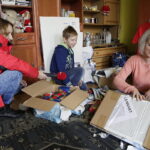 10.12.2016 Ożarów. Szlachetna Paczka od pracowników TVP3 Kielce i Radia Kielce dla rodzeństwa Krystiana i opiekującej się nim Pauliny. / Jarosław Kubalski / Radio Kielce