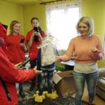 10.12.2016 Ożarów. Szlachetna Paczka od pracowników TVP3 Kielce i Radia Kielce dla rodzeństwa Krystiana i opiekującej się nim Pauliny. / Jarosław Kubalski / Radio Kielce