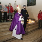 11.12.2016 Kielce. Kościół św. Jadwigi. Harcerze przywieźli Betlejemskie Światło Pokoju. / Jarosław Kubalski / Radio Kielce