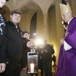 11.12.2016 Kielce. Kościół św. Jadwigi. Harcerze przywieźli Betlejemskie Światło Pokoju. / Jarosław Kubalski / Radio Kielce