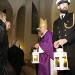 11.12.2016 Kielce. Kościół św. Jadwigi. Harcerze przywieźli Betlejemskie Światło Pokoju. / Jarosław Kubalski / Radio Kielce