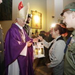 11.12.2016 Kielce. Kościół św. Jadwigi. Harcerze przywieźli Betlejemskie Światło Pokoju. / Jarosław Kubalski / Radio Kielce