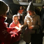 11.12.2016 Kielce. Kościół św. Jadwigi. Harcerze przywieźli Betlejemskie Światło Pokoju. / Jarosław Kubalski / Radio Kielce