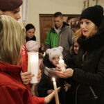 11.12.2016 Kielce. Kościół św. Jadwigi. Harcerze przywieźli Betlejemskie Światło Pokoju. / Jarosław Kubalski / Radio Kielce