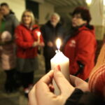 11.12.2016 Kielce. Kościół św. Jadwigi. Harcerze przywieźli Betlejemskie Światło Pokoju. / Jarosław Kubalski / Radio Kielce