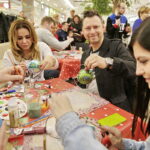 11.12.2016 Kielce. Malowanie bombek w Galerii Echo. / Jarosław Kubalski / Radio Kielce