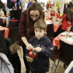 11.12.2016 Kielce. Malowanie bombek w Galerii Echo. / Jarosław Kubalski / Radio Kielce