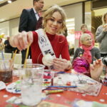 11.12.2016 Kielce. Malowanie bombek w Galerii Echo. / Jarosław Kubalski / Radio Kielce