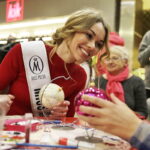 11.12.2016 Kielce. Malowanie bombek w Galerii Echo. / Jarosław Kubalski / Radio Kielce