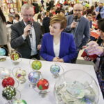 11.12.2016 Kielce. Malowanie bombek w Galerii Echo. / Jarosław Kubalski / Radio Kielce