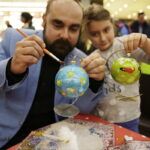 11.12.2016 Kielce. Malowanie bombek w Galerii Echo. / Jarosław Kubalski / Radio Kielce