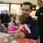 11.12.2016 Kielce. Malowanie bombek w Galerii Echo. / Jarosław Kubalski / Radio Kielce