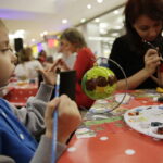 11.12.2016 Kielce. Malowanie bombek w Galerii Echo. / Jarosław Kubalski / Radio Kielce