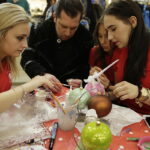 11.12.2016 Kielce. Malowanie bombek w Galerii Echo. / Jarosław Kubalski / Radio Kielce