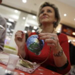 11.12.2016 Kielce. Malowanie bombek w Galerii Echo. / Jarosław Kubalski / Radio Kielce