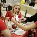 11.12.2016 Kielce. Malowanie bombek w Galerii Echo. / Jarosław Kubalski / Radio Kielce