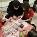 11.12.2016 Kielce. Malowanie bombek w Galerii Echo. / Jarosław Kubalski / Radio Kielce