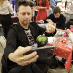 11.12.2016 Kielce. Malowanie bombek w Galerii Echo. / Jarosław Kubalski / Radio Kielce