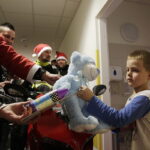 11.12.2016 Kielce. Motocykliści odwiedzili z prezentami  pacjentów w szpitalu dziecięcym. / Jarosław Kubalski / Radio Kielce