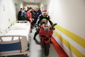 11.12.2016 Kielce. Motocykliści odwiedzili z prezentami pacjentów w szpitalu dziecięcym. / Jarosław Kubalski / Radio Kielce