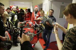 11.12.2016 Kielce. Motocykliści odwiedzili z prezentami pacjentów w szpitalu dziecięcym. / Jarosław Kubalski / Radio Kielce