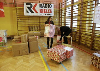 11.12.2016 Kielce. Szlachetna Paczka. Magazyn w LO im. C.K Norwida. / Jarosław Kubalski / Radio Kielce