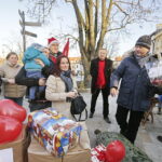 13.12.2016 Sandomierz. Szlachetna Paczka od ekipy Ojca Mateusza. / Jarosław Kubalski / Radio Kielce