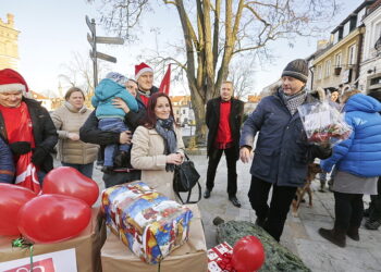 13.12.2016 Sandomierz. Szlachetna Paczka od ekipy Ojca Mateusza. / Jarosław Kubalski / Radio Kielce