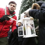 18.12.2016 Kielce. Harcerze rozdawali Światło Betlejemskie na Rynku. / Jarosław Kubalski / Radio Kielce