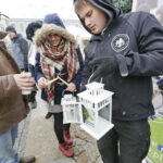 18.12.2016 Kielce. Harcerze rozdawali Światło Betlejemskie na Rynku. / Jarosław Kubalski / Radio Kielce