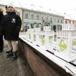 18.12.2016 Kielce. Harcerze rozdawali Światło Betlejemskie na Rynku. / Jarosław Kubalski / Radio Kielce