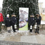 18.12.2016 Kielce. Harcerze rozdawali Światło Betlejemskie na Rynku. / Jarosław Kubalski / Radio Kielce