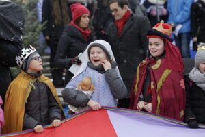 18.12.2016 Kielce. Kiermasz Miłosierdzia zorganizowany przez Caritas i TVP. / Jarosław Kubalski / Radio Kielce