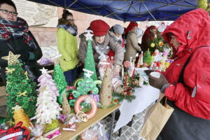 18.12.2016 Kielce. Kiermasz Miłosierdzia zorganizowany przez Caritas i TVP. / Jarosław Kubalski / Radio Kielce