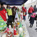 18.12.2016 Kielce. Kiermasz Miłosierdzia zorganizowany przez Caritas i TVP. / Jarosław Kubalski / Radio Kielce