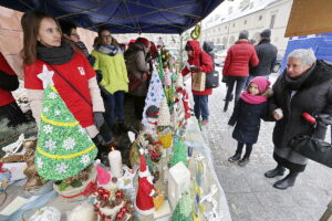 18.12.2016 Kielce. Kiermasz Miłosierdzia zorganizowany przez Caritas i TVP. / Jarosław Kubalski / Radio Kielce