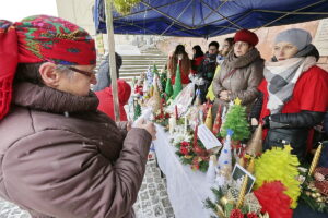 18.12.2016 Kielce. Kiermasz Miłosierdzia zorganizowany przez Caritas i TVP. / Jarosław Kubalski / Radio Kielce