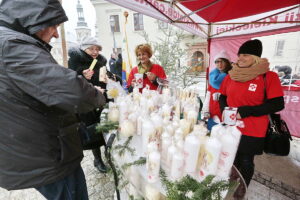 18.12.2016 Kielce. Kiermasz Miłosierdzia zorganizowany przez Caritas i TVP. / Jarosław Kubalski / Radio Kielce