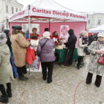 18.12.2016 Kielce. Kiermasz Miłosierdzia zorganizowany przez Caritas i TVP. / Jarosław Kubalski / Radio Kielce