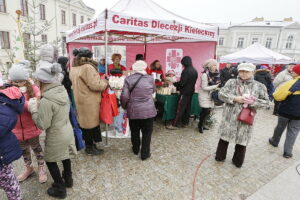 18.12.2016 Kielce. Kiermasz Miłosierdzia zorganizowany przez Caritas i TVP. / Jarosław Kubalski / Radio Kielce